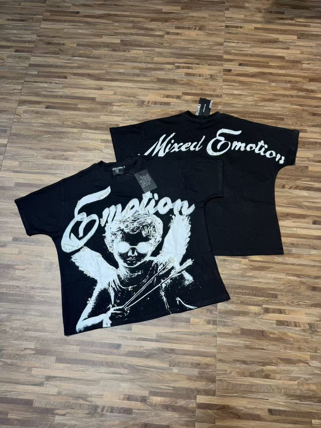 MIXED EMOTION Pearl Script Graphic T-Shirt