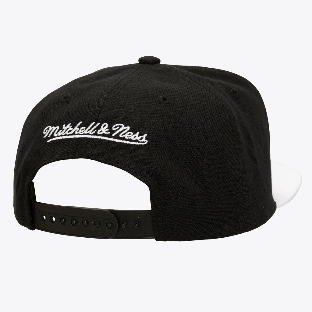 M&N NBA Old Cut Snapback Chicago Bulls